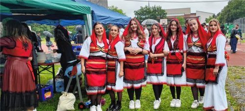Auch in der neuen Heimat wird die kosovarische Tracht gepflegt. Foto  Auer