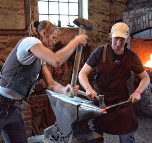 Auch junge Schmiedinnen werden ihr Können in der Mangfallstadt zeigen und vertiefen.