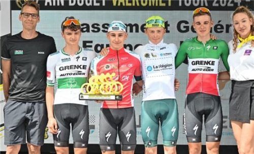 Auf dem Podium feiert das Team Grenke-Auto Eder den bedeutenden Mannschaftserfolg. Foto Ain Bugey Valromey Tour