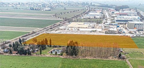Auf dieser Fläche in Schechen soll die neue Straßenmeisterei entstehen. Das Gelände liegt unmittelbar an der B15. Foto Staatliches Bauamt Rosenheim