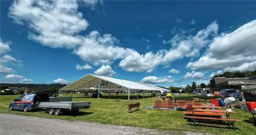 Auf dieser grünen Wiese in Westerham findet am Festsonntag, 21. Juli, das größte Gautrachtenfest Bayerns statt. Die Vorbereitungen für die Riesenveranstaltung mit 9000 Trachtlern laufen auf Hochtouren. Die Feierlichkeiten beginnen am Freitag,19. Juli, und enden Sonntag, 28. Juli.Foto RE