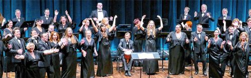 Ausgelassen wurde der Erler Festspielchor bei einem haitianischen Volkslied.Foto janka