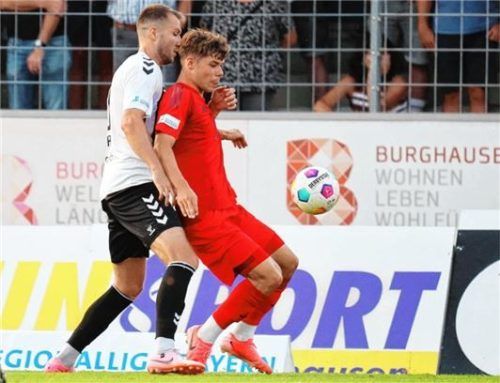 Bayern-Angreifer Maximilian Wagner (rechts) wird von Burghausens Vojtech Mares gestellt.Foto mb.presse