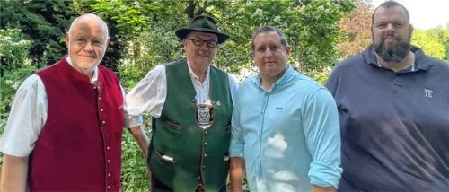 Bayernpartei-Stadtrat Florian Weber dankte dem langjährigen Vorsitzenden Ulrich Sibbers für sein Engagement und beglückwünschte den neuen Vorsitzenden, Florian Berghofer, und dessen Stellvertreter Maximilian Knesevic zur Wahl. Foto re