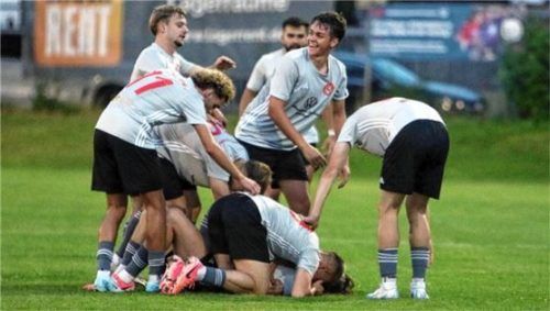 Begraben: Die Rosenheimer feiern das 2:1, Torschütze Julian Höllen liegt mittendrin.Foto Wolfgang Fehrmann