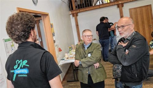 Bei dem Jugendbeteiligungsprojekt „bestimmt!“ vom Stadtjugendring geht es um die Ideen und Wünsche der Jugendlichen für die Stadt Rosenheim. Wirtschaftsdezernent Thomas Bugl (Zweiter von rechts) und Stadtrat Herbert Borrmann (rechts) erklären Samuel und einem Mitarbeiter des Stadtjugendrings die Möglichkeiten und Hindernisse für den Busverkehr in der Stadt. Fotos Cordula Wildauer