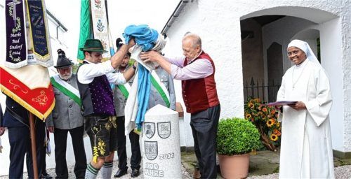 Bei der Enthüllung: Bürgermeister Alois Loferer (links), Zweiter Bürgermeister Wolfgang Kirner und Schwester Juliane. Foto Ammelburger