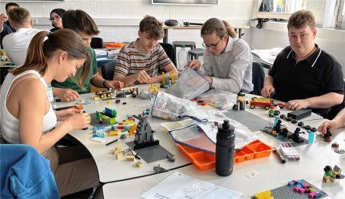 Bei der neuen „WI-Story“ im Studiengang Wirtschaftsingenieurwesen gehört zum Einstieg das Bauen mit Legosteinen bei einem Workshop dazu.Foto  Florian Tomaschko