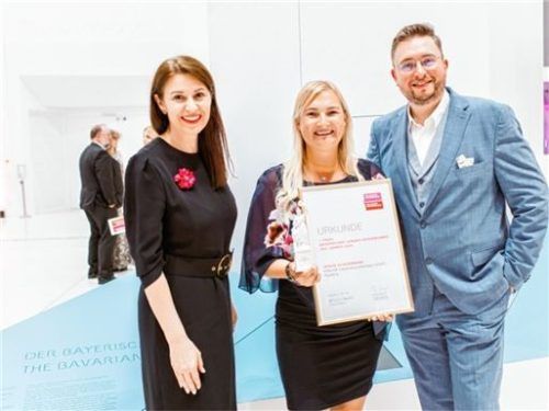 Bei der Preisvergabe in Regensburg: (von links) Landesvorsitzende der Familienunternehmer Dr. Eva Vesterling, Gewinnerin Denise Schurzmann und der Landesvorsitzende der Jungen Unternehmer, Raphael Sallinger. Foto Anne Grossmann