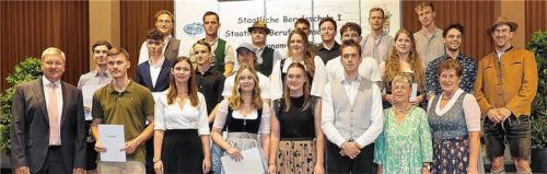 Bei der Schulabschlussfeier der Staatlichen Berufsschule I Traunstein erreichten 21 Schüler die Traumnote Eins im Abschlusszeugnis. Unser Foto zeigt sie mit Schulleiter Wolfgang Kurfer (links) und seinem Stellvertreter Rudolf Ritter (rechts) sowie der stellvertretenden Landrätin Resi Schmidhuber (vorne rechts) und der Zweiten Traunsteiner Bürgermeisterin Burgi Mörtl-Körner (vorne, Zweite von rechts).Foto  Buthke