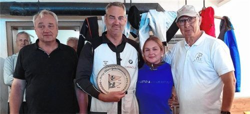 Bei der Siegerehrung: Karl Heinz Zipfer, WVF-Vorstand, Sieger Stefan Freitag vom SV Mannheim, Pauline Uhllherr, Tochter des verstorbenen H-Boot-Chiemsee/Simssee-Obmanns „Fips“ Uhllherr, und der neue Revierobmann Hans Reile vom Simssee (von links).