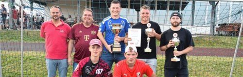 Bei der Siegerehrung: Turnierleiter Johann Haindl, der Vorsitzende Stephan Gallemann, die drei Vertreter des Siegerteams „De Griabig`n“ Alex Aigner, Max Prametsberger und Petermeier (hinten von links) sowie die beiden mit je acht Toren erfolgreichsten Schützen Bleicher und Biermeier (vorne von links). Foto bichler