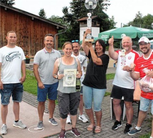 Bei der Siegerehrung: (von links) Sportwart Kevin Gesell, Bürgermeister Max Singer, Schriftführer Andi Rödig (hinten, mit Brille) feiern die Ortsturniersieger 2024 (von links, mit Urkunden und Preisen) Ramona Robl, Diana Gesell, Thomas Funk und Michael Hanke.