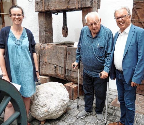 Bei der Übergabe der Katapultkugel: (von links) Museumsleiterin Sonja Fehler, Stifter Clement Stechl und Bürgermeister Michael Kölbl. Foto Weithofer