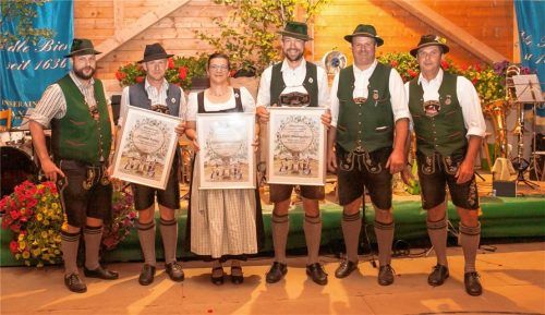 Bei der Überreichung des Ehrenzeichens: (von links) Dritter Vorstand Josef Paul, Thomas Huber, Hildegard Murnauer und Hans Baumgartner sowie Vorstand Andi Neichl und Zweiter Vorstand Harry Medl.Foto Niedermaier