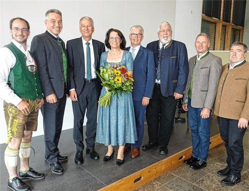Bei der Verabschiedung und Amtsübergabe: (von links) Personalratsvorsitzender Christian Tegethoff, Landrat Otto Lederer, Dr. Georg Kasberger, Anna Bruckmeier, Ministerialdirektor Hubert Bittlmayer, Landtagsabgeordneter Sebastian Friesinger, VLF-Vorsitzender Josef Grandl und Landtagsabgeordneter Sepp Lausch.Foto hötzelsperger