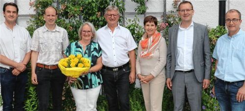 Bei der Verabschiedung: (von links) Wirbelsäulenchirurgie-Chefarzt Dr. Bronek Boszczyk, Oberarzt Kinderorthopädie Matthias Göggel, Irmgard Konsek und Dr. Peter Konsek, KJF-Vorsitzende Barbara Igl, Geschäftsführer Stefan Schmitt und Anästhesie-Oberarzt Michael Weimer. Foto  Rehberg