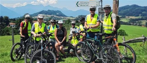 Bei der „Vorbereisung“ waren Gregor Hys (AGFK), Robert Burschik (ADFC) und Birgit Zehetmair (Verkehrsministerium) mit dem Fahrrad auf dem Samerberg unterwegs, um die Fahrradinfrastruktur kennenzulernen. Vertreter der Gemeinde und des Arbeitskreises Rad- und Fußwege begleiteten die Kommission.Foto re