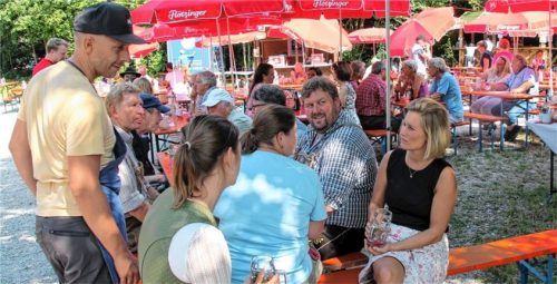 Bei hochsommerlichen Bedingungen genossen die Gäste die herrliche Stimmung am Gnaier Dorffest. Fotos Strim