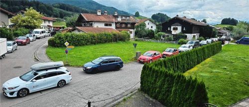 Bei Stau auf der Autobahn: Stoßstange an Stoßstange reihen sich Pkw, Lkw und Wohnwagen durch die Frasdorfer Siedlungen. Foto Schönberner
