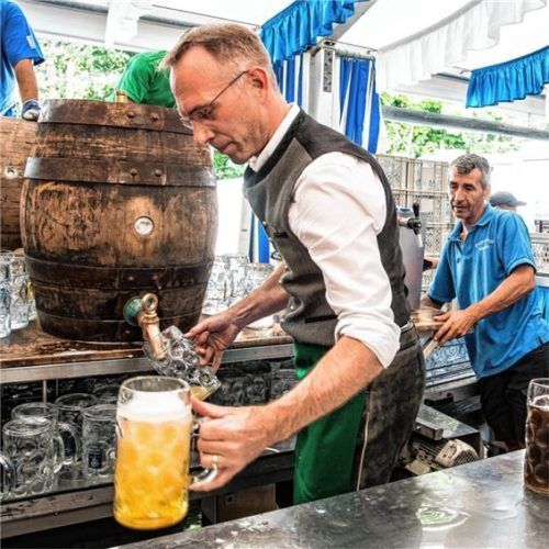 Beim Anstich wird Bürgermeister Robert Pötzsch heuer ein Fass

der Flötzinger Brauerei Rosenheim bearbeiten.