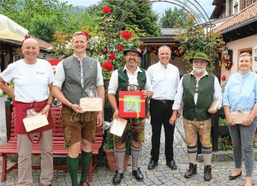 Beim Jubiläumsfest des Prientaler Bergbauernladens: (von links) Marktleiter Wolfgang Schwaiger, Bürgermeister Simon Frank, Geschäftsführer Sebastian Pertl, Pfarrer Paul Janßen, der Vorsitzendes des Bergbauernladen-Fördervereins, Dieter Johannes Strauch, und Sabine Ostenried vom Förderverein.Foto Rehberg