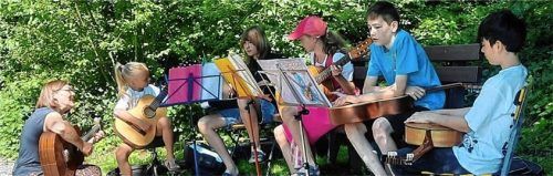 Beim „Musikalischen Spaziergang“ der Musikschule Brannenburg erlebten die Wanderer auch fröhliche Gitarrenmusik, die Sabine Werner mit ihren Schülern einstudierte. Foto  re