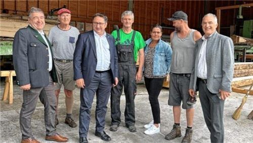 Beim Ortsbesuch in Halfing: Josef Lausch (links), Staatssekretär Tobias Gotthardt (Dritter von links), Bezirksrätin Barbara Stein und stellvertretender Landrat Sepp Hofer (rechts) mit der Familie Linhuber. Foto  Büro LaUSCH