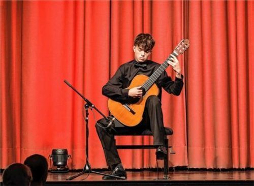Benno Panhans auf der Bühne beim internationalen Gitarrenwettbewerb Andrés Segovia in Monheim am Rhein

Foto Mike Günther / Monheimer Kulturwerke