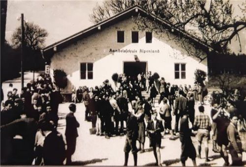 Bescheidener Beginn: Die Archivaufnahme zeigt die Anfänge der Schule wenige Jahre nach Kriegsende.