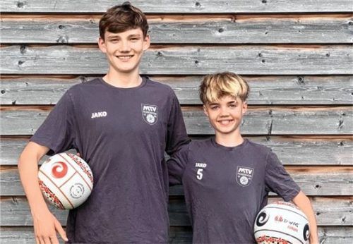 Besondere Ehre: Junioren-Nationalspieler Maxi Ortmeier (links) und Johannes Kroll vom MTV Rosenheim.Foto Weiß