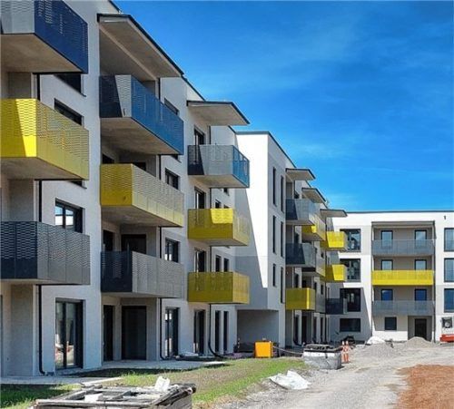 Besonders auffällig an den neuen Wohnungen sind die gelben und grauen Balkone.Foto GRWS
