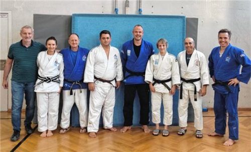 Bestanden! Das TuS-Team nach der Prüfung.Fotos judo team bA