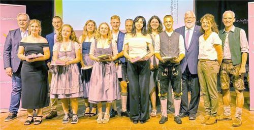 Bestenehrung, Teil zwei: (von links) Aßlings Bürgermeister Hans Fent, Julia Schenk (1,50), Alexander Braunnagel (1,14), Vera Langheld (1,50), Lena Buchner (1,43), Katharina Schaile (1,43), Simon Dengl (1,38), Brucks Bürgermeister Josef Schwäbl, Chiara Demegni (1,14), Sophie Harraßer (1,13), Dominik Köck (1,14), Landtagsabgeordneter Sebastian Friesinger, Emmerings Bürgermeisterin Claudia Streu-Schütz und Matthias Vieweger.Fotos Wirtschaftsschule Alpenland
