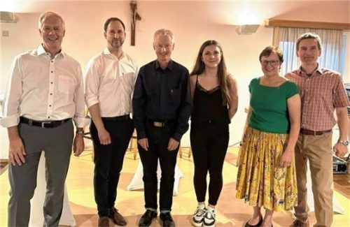 Betonten die Rolle der Pfarrgemeinden: (von links) Robert Lappy, Hauptabteilungsleiter für Strategie und Organisationsentwicklung im Ordinariat München, Riederings Bürgermeister Christoph Vodermaier, Domkapitular Monsignore Thomas Schlichting, Lisa Haas, eine der Söllhubener Oberministrantinnen, KFD-Dekanatsvorsitzende Katharina Steindlmüller und Moderator Florian Schrei.Foto Geiser
