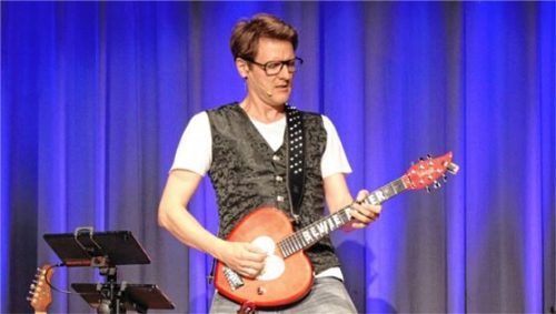 Bewie Bauer liebt seine Gitarren.Foto Huckemeyer