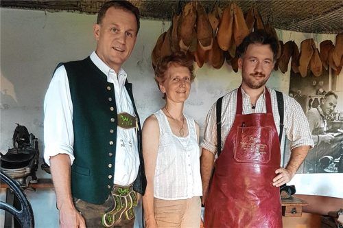 Bieten einen Einblick in die Arbeit einer Werkstatt aus den 1950er- und 1960er-Jahren (von links): Sepp Schweinsteiger, Ortsheimatpflegerin und Ausstellungskuratorin Michaela Firmkäs sowie Schuster Bene Mies, welcher die Maschinen der Ausstellung vorführt.Foto Steffenhagen