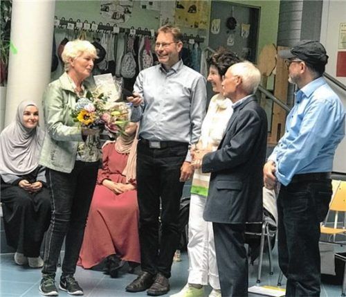 Blumen für die scheidende Rektorin (stehend, von links) Birgit Splett von Pastoralreferent Markus Brunnhuber, Edeltraud Heinritzi, Mathias Fritzsche und Vedat Dogan. Im Hintergrund zwei junge Teilnehmerinnen. Foto bößwetter