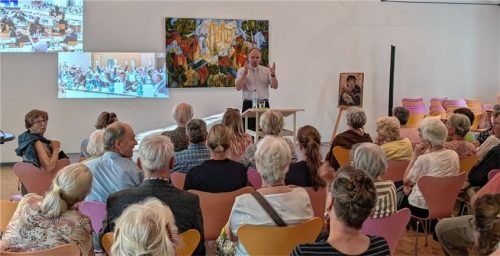 Bodo Windolf spricht zu den Besuchern des Vortrags der Stadtkirche Kolbermoor.Foto mitlöhner