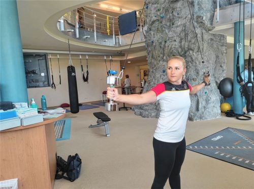 Konzentriert trainiert Bogenschützin Katharina Bauer im Medical Park in Bernau. Foto Huber