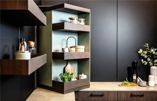 Bringt Schwung in Möbel und Lebensräume: Mit nur einer Handbewegung verwandelt sich die geschlossene Möbelfront in ein offenes Regal mit schnellem Zugriff. Dahinter steckt ein innovativer Dreh-Schwenk-Beschlag. Foto AMK