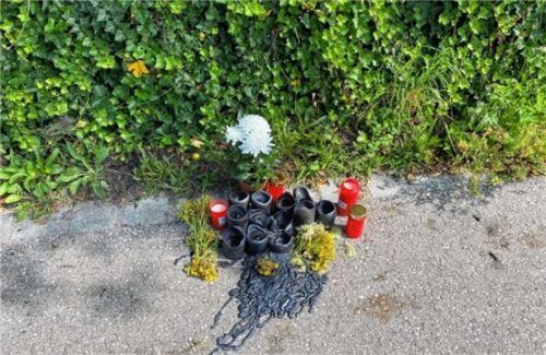 Bürger haben an der Unglücksstelle Kerzen und Blumen aufgestellt. Fotos Huber