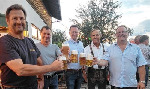Bürgermeister Stephan Schlier (Mitte) stieß mit dem Zweiten Vorsitzenden Quirin Weigl, dem stellvertretenden Kommandanten Andreas Mayer, Vorsitzendem Siegfried Raß und Festleiter Marinus Brandl (von links) auf die Übernahme der Schirmherrschaft an.Foto uhe
