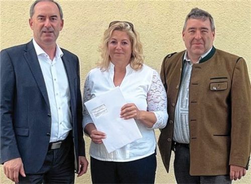 Bürgermeisterin Susanne Grandauer (CSU/FW) schilderte Bayerns stellvertretendem Ministerpräsidenten Hubert Aiwanger (links) in einem persönlichen Gespräch die schwierige Situation in Nußdorf. Begleitet wurde sie von Landtagsabgeordnetem Josef Lausch (FW).Foto Steffenhagen