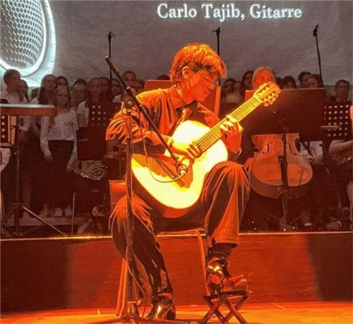 Carlo Tajib bot spanische Gitarrenklänge auf hohem Niveau.