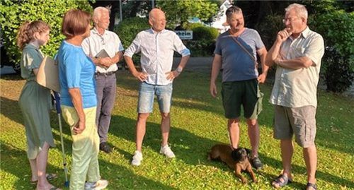 Christian Hilz vom Aiblinger Bauhof (Zweiter von rechts) besprach bei einem Ortstermin das Anlegen einer Blühwiese mit Vorstandsmitgliedern der Kolpingsfamilie.Foto Kotter