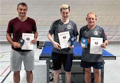 Christoph Rölz (Mitte) setzte sich im Einzel ohne Niederlage gegen Robert Leissner (rechts) sowie Oleksandr Radchenko (links) durch.Foto Erlich
