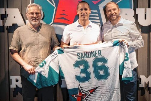 Christoph Sandner ist der neue Geschäftsführer der Starbulls Rosenheim. Gemeinsam mit den Vorständen Hans-Peter Schwarzfischer (links) und Marcus Thaller (rechts) präsentiert er das Trikot, das er in der Saison 1993/94 trug.Foto Starbulls Rosenheim