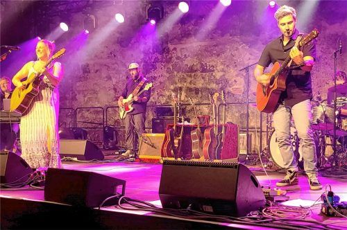 Claudia Koreck mit ihrer Band: (von links) Gunnar Graewert (Keyboard), Andreas Bauer (Bass), Martin Kursawe (Gitarre) und Oscar Kraus (Schlagzeug). Foto Schwarz
