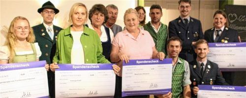 Dank für die großzügige Unterstützung: (von links) Sandra Jost und Konrad Linner vom Trachtenverein Aindorf-Pittenhart, Irmengard-Hof-Leiterin Renate Zahnbrecher, Ortsbäuerin Manuela Graf-Maier, Bauern-Kreisobmann Hans Steiner, Kreisbäuerin Christine Schuhegger, Bäuerin Marina Vodermaier, Landwirte Martin Lex und Martin Niedermaier sowie Johannes Eder, Florian Niedermaier und Anna-Maria Siglreithmaier von der Feuerwehr Pittenhart.Foto emk
